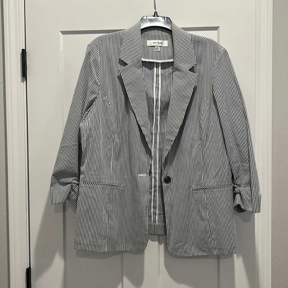 Jones Studio women’s blazer.